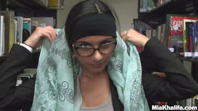 ”Seductive Mia Khalifa Reveals Her Body”