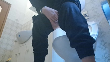 Pee in the public bathroom of a luxury restaurant 4K
