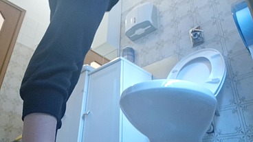 Pee in the public bathroom of a luxury restaurant 4K