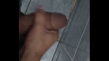 Punheta bem gostosa do corno no banheiro do trabalho