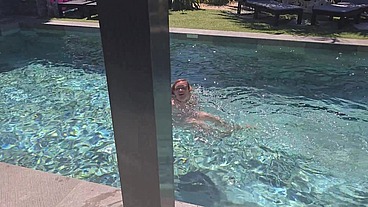 3mecs chaud me baisent au bord de la piscineaprès midi très humide à la...