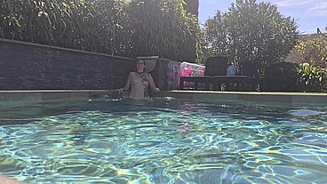 3mecs chaud me baisent au bord de la piscineaprès midi très humide à la...