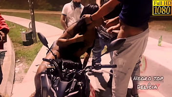 Comi a gostosa na pra&ccedil_a, em cima da moto, com v&aacute_rios outros homens