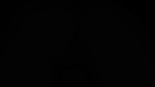 Une salope amateur au gros cul se fait enculer profondément par une énorme bite.