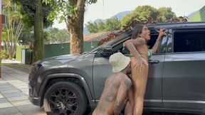The Gardener Made the Shemale Ride His Cock Inside the Car Until She Flooded It with Cum