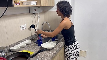 Una rica cogida por el culo a mi linda hermanastra a cambio de hacer los deberes de la casa.