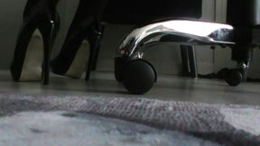 ignor camdans cette video je te pose a mes pieds et simule d etre au bureau...