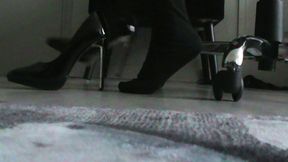 ignor camdans cette video je te pose a mes pieds et simule d etre au bureau...