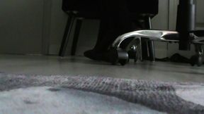 ignor camdans cette video je te pose a mes pieds et simule d etre au bureau...