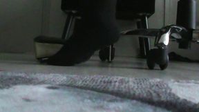 ignor camdans cette video je te pose a mes pieds et simule d etre au bureau...