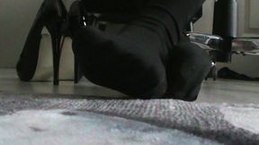ignor camdans cette video je te pose a mes pieds et simule d etre au bureau...