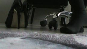 ignor camdans cette video je te pose a mes pieds et simule d etre au bureau...