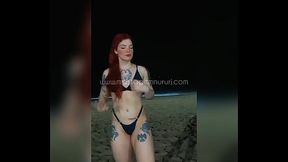 Ruivinha massagista na praia de Copacabana rio de janeiro, Brasil