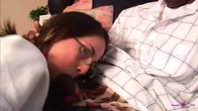 mager teef krijgt een zwarte man z'n grote lul in haar kont op de bank.