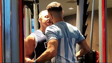 EN EL GYM SE CORRE EN MI CULO!! Estabamos cachondos en el gimnasio y mi entrenador me acompa&ntilde_a a casa...