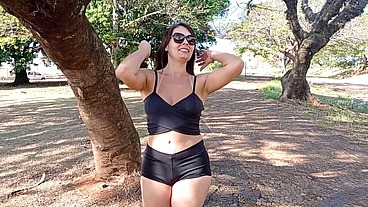 Gostosa de shortinho provocando na rua, pagou boquete para estranho e ganhou gozada nos seios