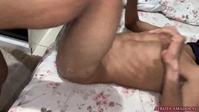descobri que minha amiga e trans e pedi a ela pra realizar meu fetiche de ser passivo. ela so aceitou se eu usasse mascara para nao olhar pra cara do priminho dela dando o