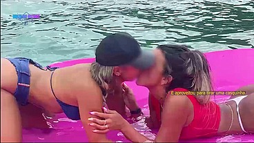 BEIJANDO UMA GOSTOSA NO CAIXA D”AÇO