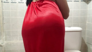 Video amatoriale di un grasso orso travestito che si fa scopare il culo a pelo in lingerie