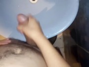 Un nueva paja, esta vez hago acabar a mi marido en el baño despues de lavarse los dientes