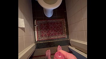 patricknudes, plassen naast toilet