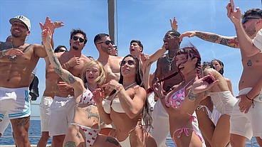 Orgía masiva en el barco 10 zorras vs 10 hombres - Yasmina khan - Clea Gaultier- Roma Amor- Daisy Fay- Jolee Love