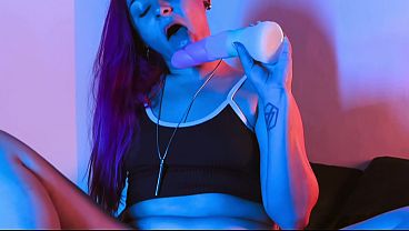 Usando meias transparentes, babando muito os dedinhos do p&eacute_ e enfiando um grande dildo em formato de chifre de unic&oacute_rnio na bucetona