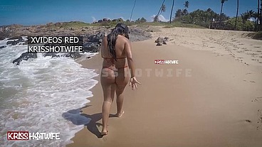 Fiquei no maior amasso com o macho pauzudo na praia publica e o corno manso filmou tudo para vocês