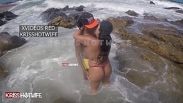Fiquei no maior amasso com o macho pauzudo na praia publica e o corno manso filmou tudo para vocês