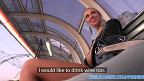 PublicSex Langbeinige Blondine im Gebüsch gefickt