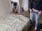 Спортивный русский дрочит член