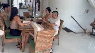 EL MEJOR AMIGO DE MI NOVIO ME ATRAE Y ME LO FOLLO EN SU COCINA FRENTE A SU ESPOSA