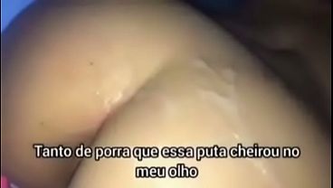 Me colocou de 4 e gozou em cima do meu cuzinho