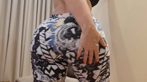 rebolando com short de academia e empinando seu bumbumgg d. na cadeira