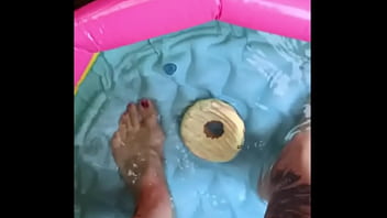 Miss Wagon Vegan - I miei piedi in piscina con le infradito per fartelo scappellare