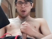 Ragazzo italiano sborra sui suoi pantaloncini da tuta