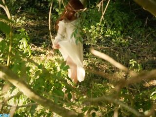 Rendez vous secret entre amoureux dans la forêt, sexe passionné. Vidéo voyeur esthétique.