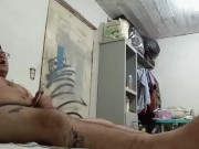 Se masturba mientras escucha musica y ve porno al mismo tiempo en su compu