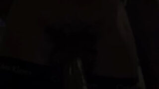 Mladý domácí americký amatérský sólo: masturbace tlustých penisů předtím, než si ošuká vlastní těsný zadek