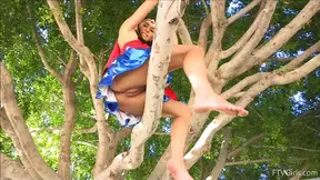 Alannah Bares Her Tits & Smooth Pussy大胆地在公园秀出自我