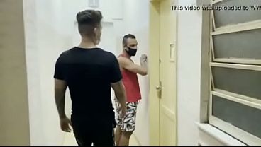 Gravei meus amigos fudendo gostoso em casa