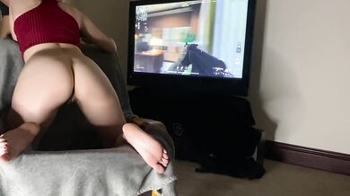 Gamer girl gets drilled by BBC while playing CALL OF DUTY