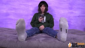 Super-hot Aradia Takes off Her Socks and Flaunts Her Toe-ringed Feet