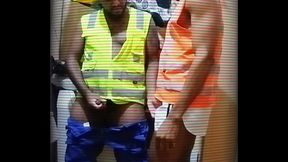 Brincando com o consolo no cu do trabalhador