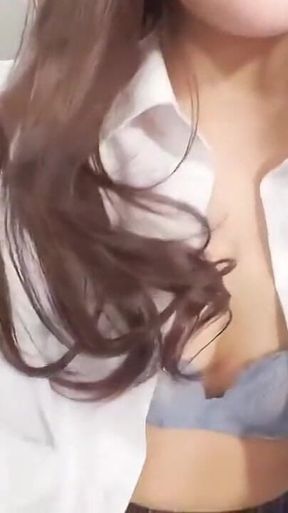 Shocking Twist! Viral Modern Beauty with Little Experience Loses Control to a Huge First Real Rush
