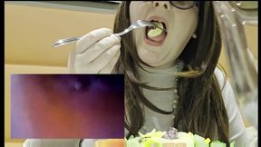 A Fascinating Journey Through Science and Flavor: Nicoletta Observing the Inner Workings of Her Body via Pillcam While Enjoying Pizza and Fish at a Local Restaurant. 720HD