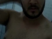 Homem gordo tomando banho de pau duro