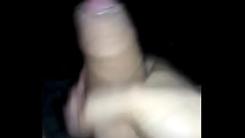 Solo en casa sacando leche