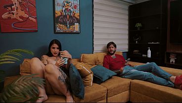 Pillo a mi madrastra cachonda tomandose nudes y siendo infiel, la convenzo de follar para no decir nada