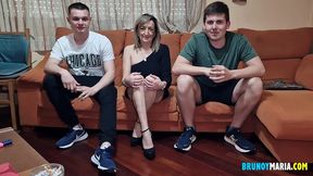 el capricho de la milf: desvirgar a dos nuevos pichones muy jovencitos